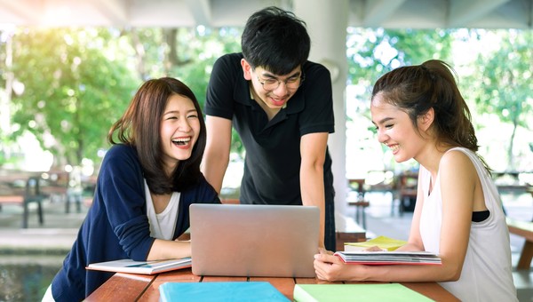 How are you 怎么是你？How(old)are you? 怎么老是你？