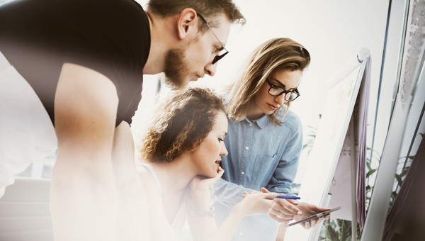 Free Parking 是免费停车，Smoke Free 是免费吸烟吗？