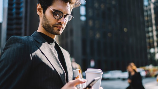 “面不改色”和Face没有关系！ 该怎么表达呢？